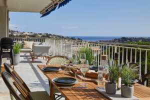 Villefranche apartment holiday home terrace dining table ocean view