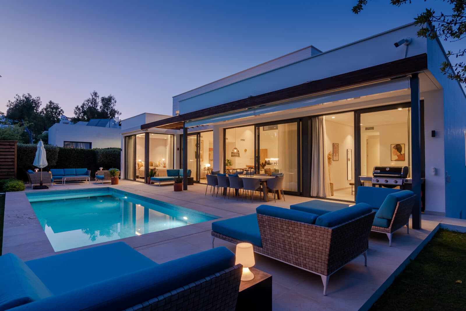 Marbella villa pool loungearea