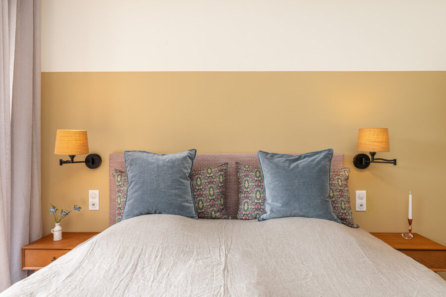 holiday home bedroom bed pillows