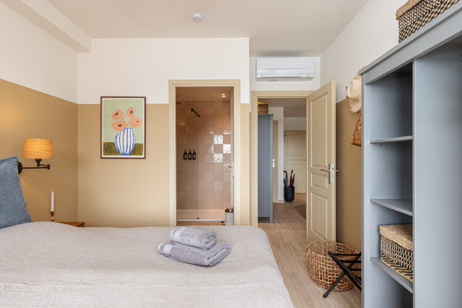 holiday home bedroom en suite bathroom