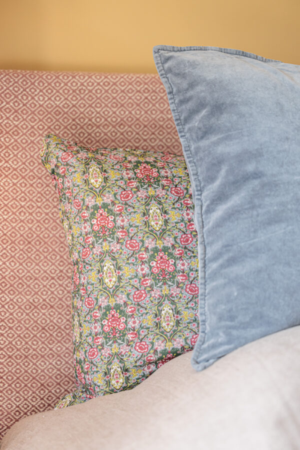 bedroom bed pillows